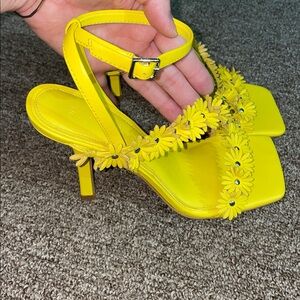 Gianni Bini Yellow Daisy Heels woman Size 7